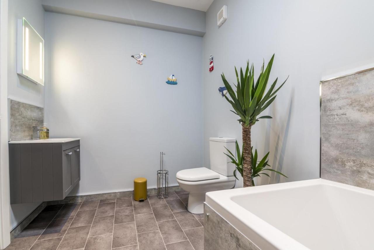 To Mawr - 2 Bedroom Apartment - Tenby Extérieur photo